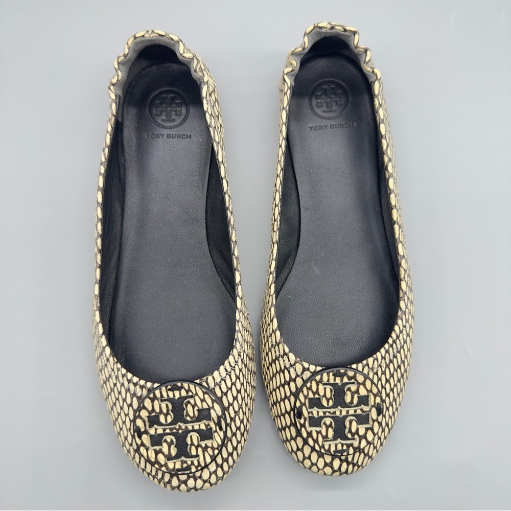 👉 Tory Burch Snakeskin Patterned Flats in Black and Beige